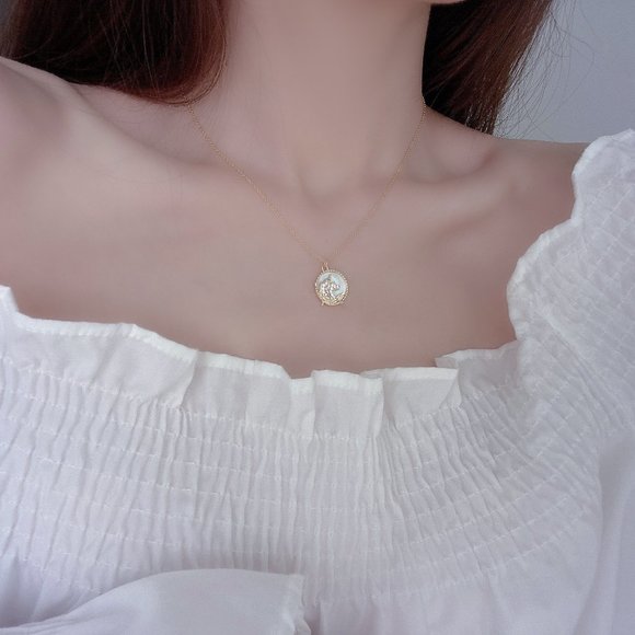 NEW 14K Gold Plated Shell Diamond Unicorn Horse Round Pendant Necklace - Picture 2 of 8